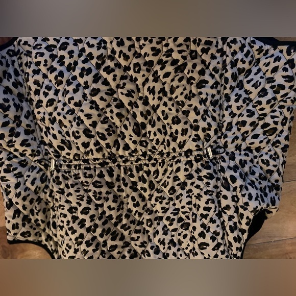 Croft and Borrow Women’s Light weight plus size leopard print quilted vest - Picture 8 of 10